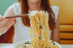 娱乐吃瓜酱吃面条视频